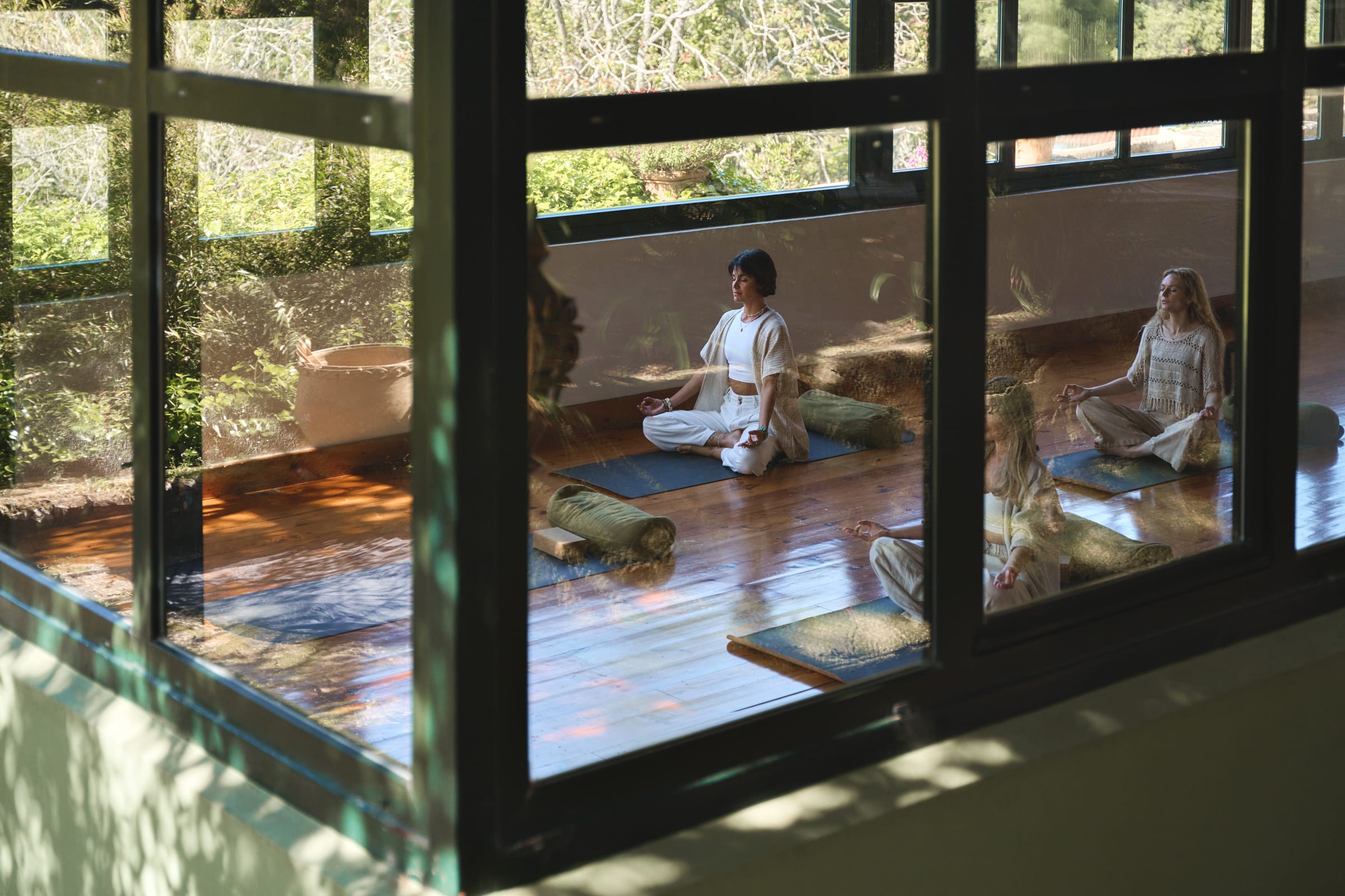 Women in meditation — Iniya Retreats